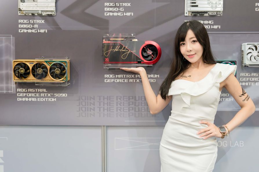 首次在台亮相的Astral GeForce RTX™ 5090 Dhahab Edition純金版顯示卡，以及Matrix GeForce RTX 5090  30週年紀念版顯示卡。